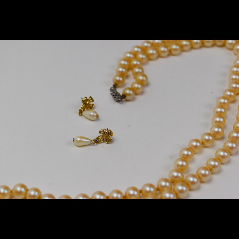 Pearl set necklace and the earrings